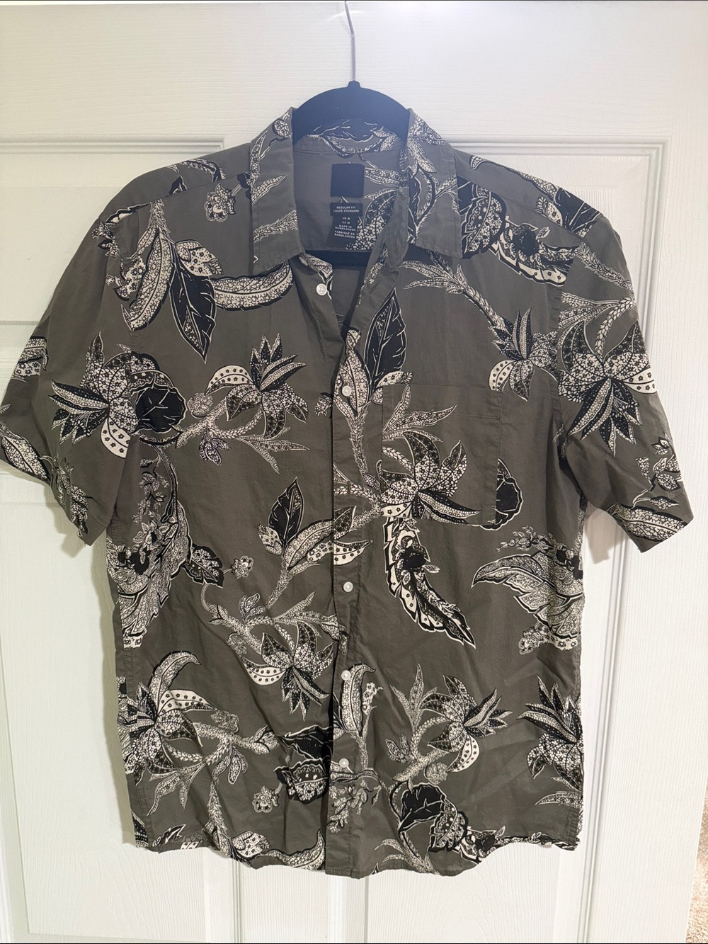 H&M Olive & Black Floral Short-Sleeve Button-Down Shirt